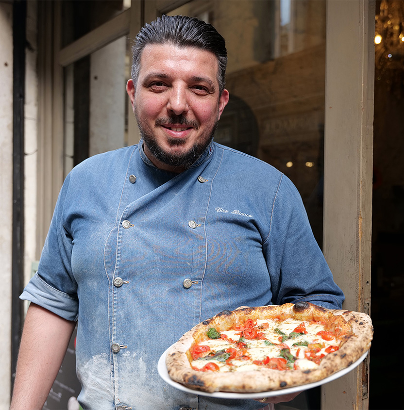 pizza-simbiosi-ragazzo - with - organic pizza and restaurant Florence